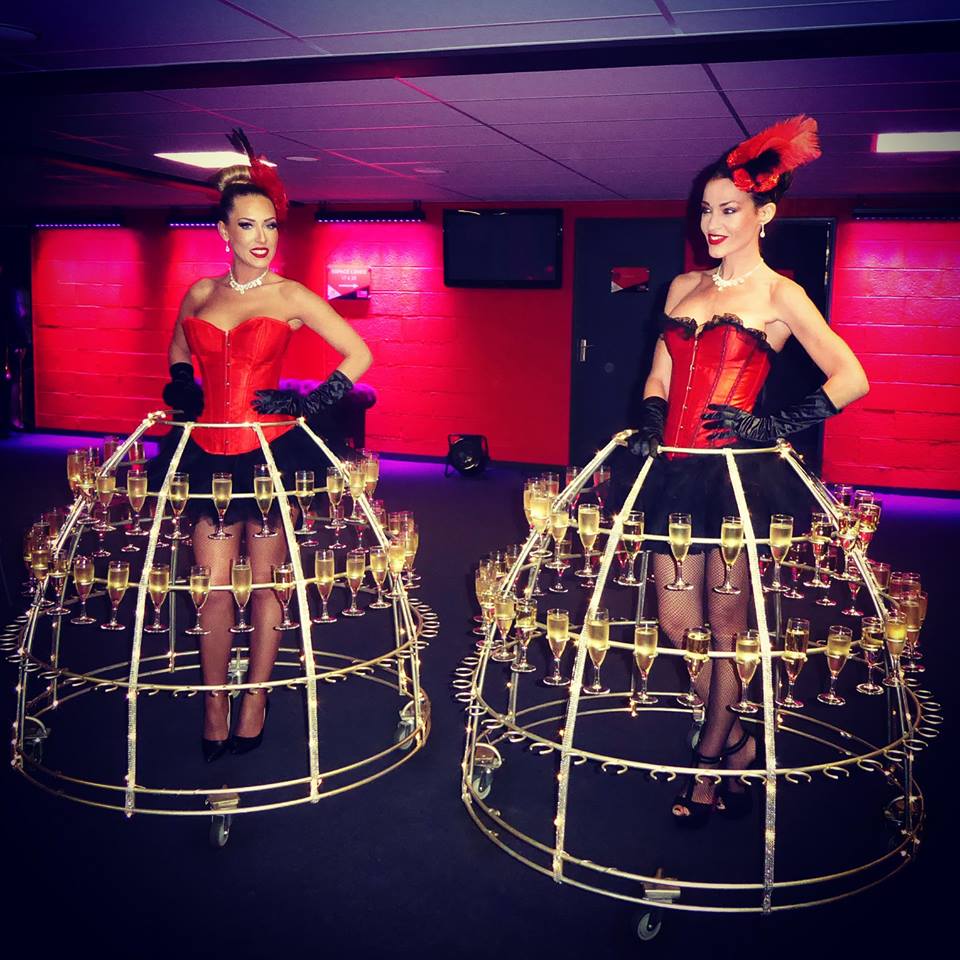 2 Robes à champagne sur le thème Cabaret, à Guingamp