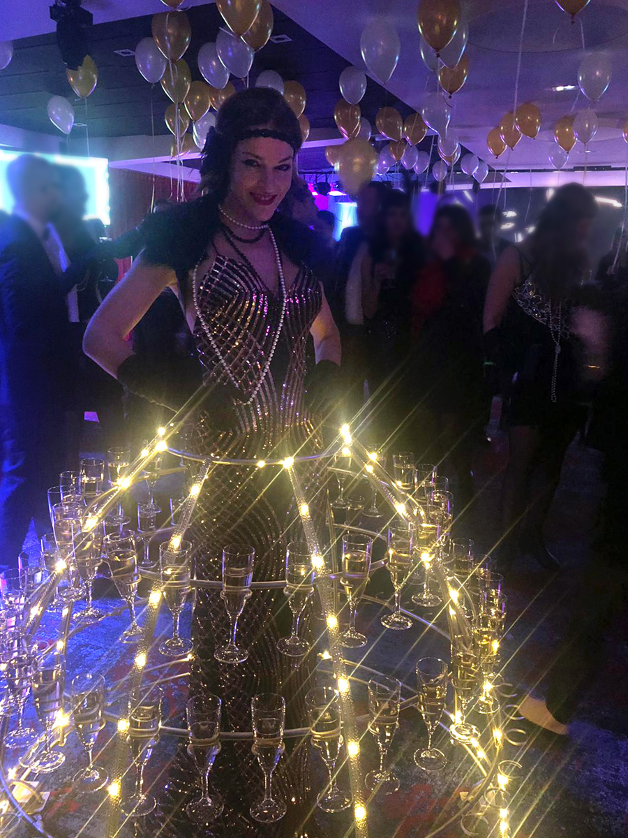 Serveuse à Champagne en robe Charleston élégante