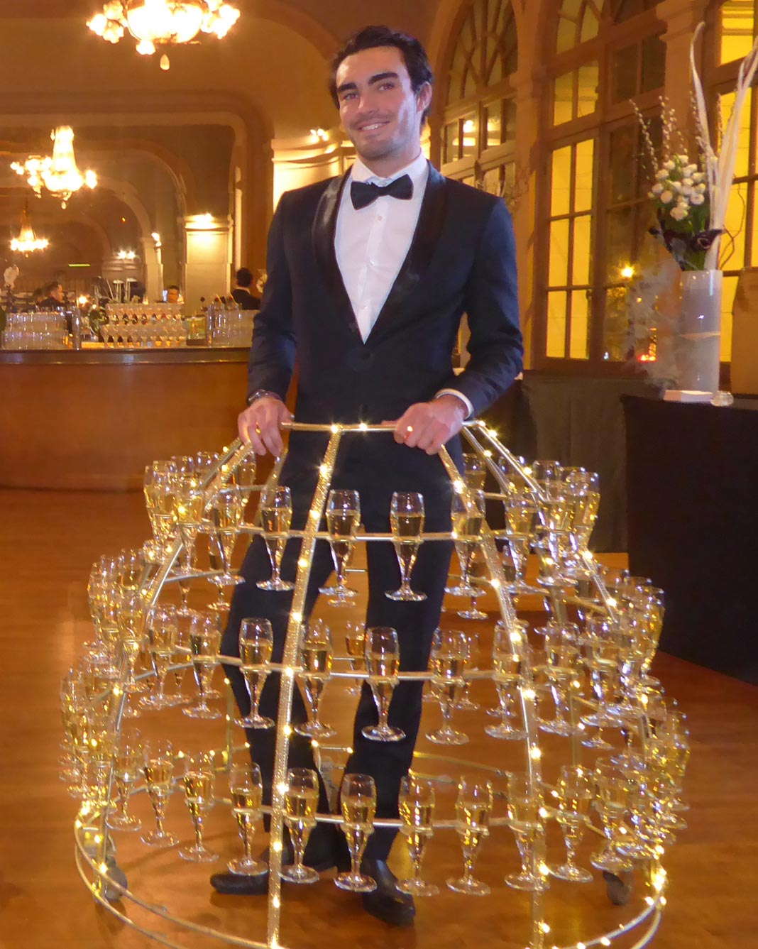 Homme Champagne servant des flûtes dans une structure mobile élégante