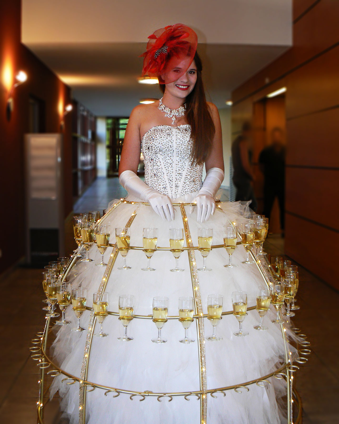 Robe à champagne blanche ornée de strass, service de coupes en déambulation