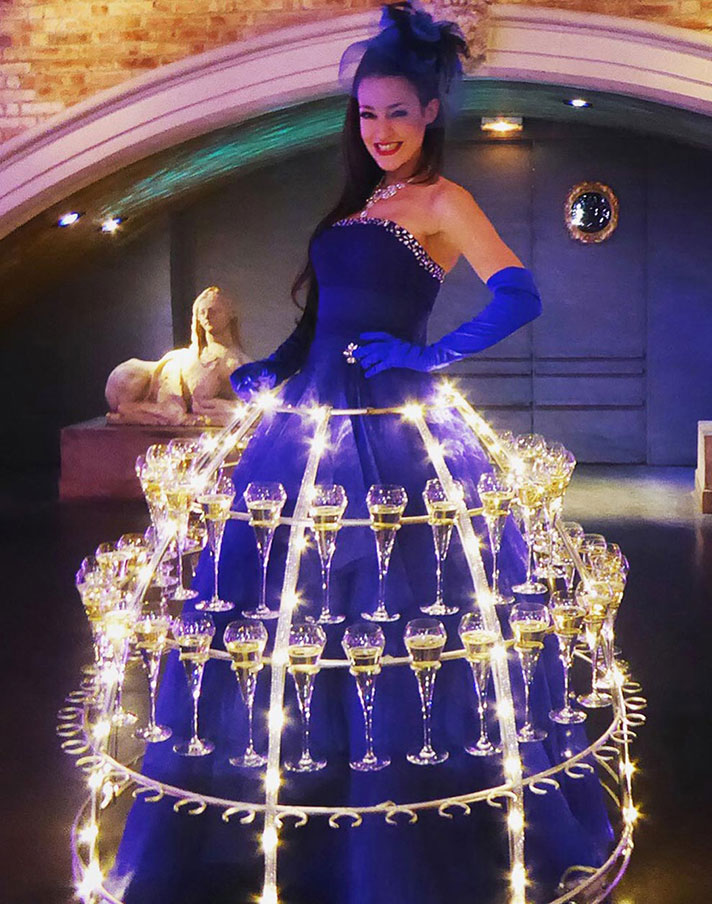 Animation porteuse de champagne en robe bleue chic