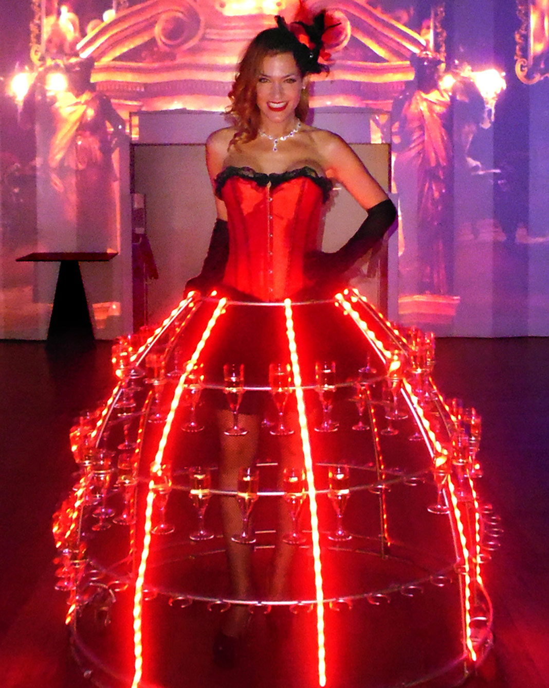 Porteuse de champagne en tenue cabaret Burlesque