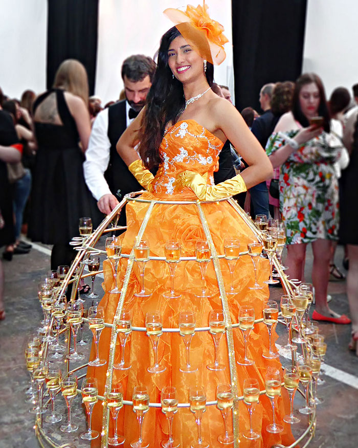 Robe à champagne orange éclatante, parfaite pour soirée estivale