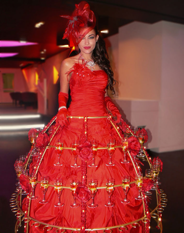 Lady Champagne en jupe rouge lumineuse lors d'une réception chic