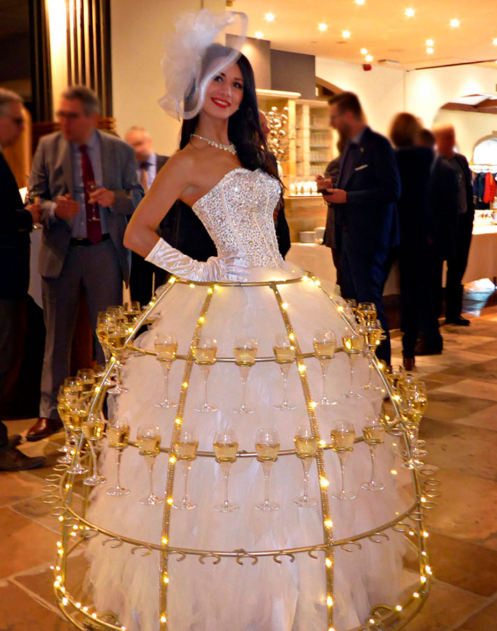 Animation Dame Flûtes Champagne en robe princesse blanche à strass