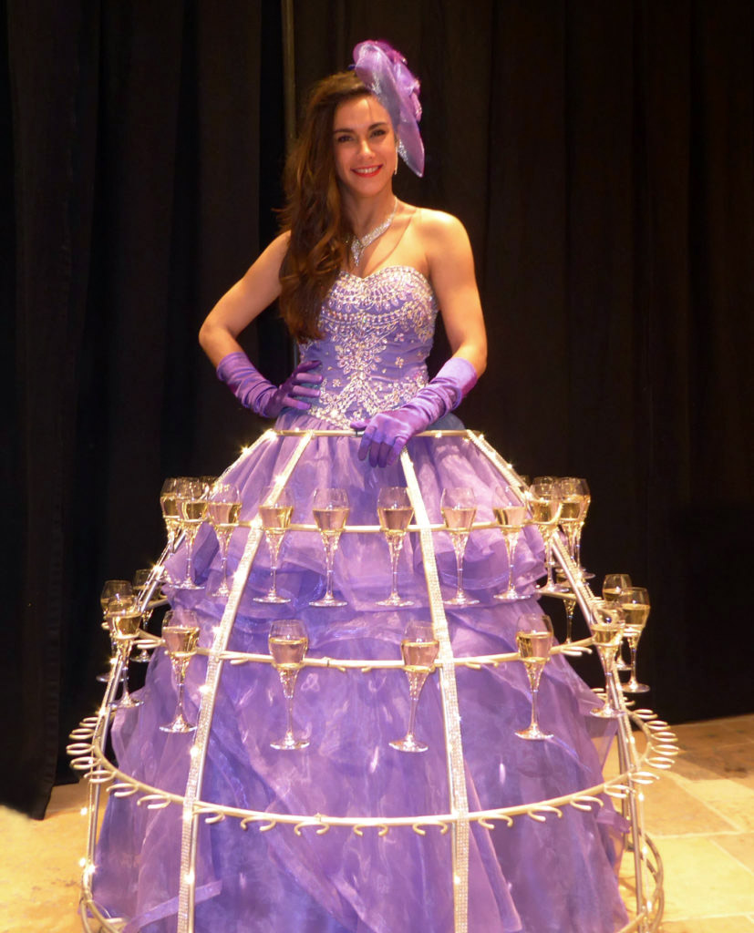 Robe à champagne mauve-lilas, déambulation jupe portant des flûtes