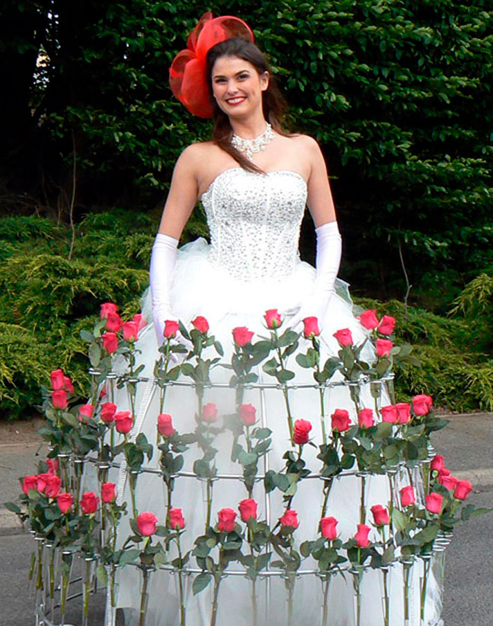 Hôtesse en robe à champagne pour la distribution de roses