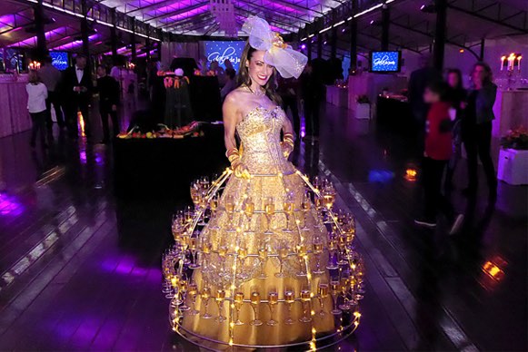 Présentation élégante de la Robe à Champagne sous lumière tamisée