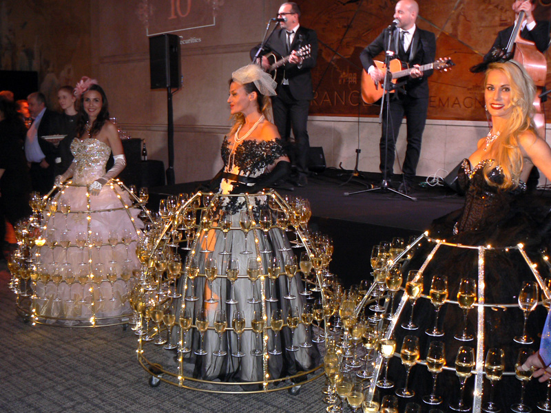 Service de champagne original avec robe lumineuse et structure