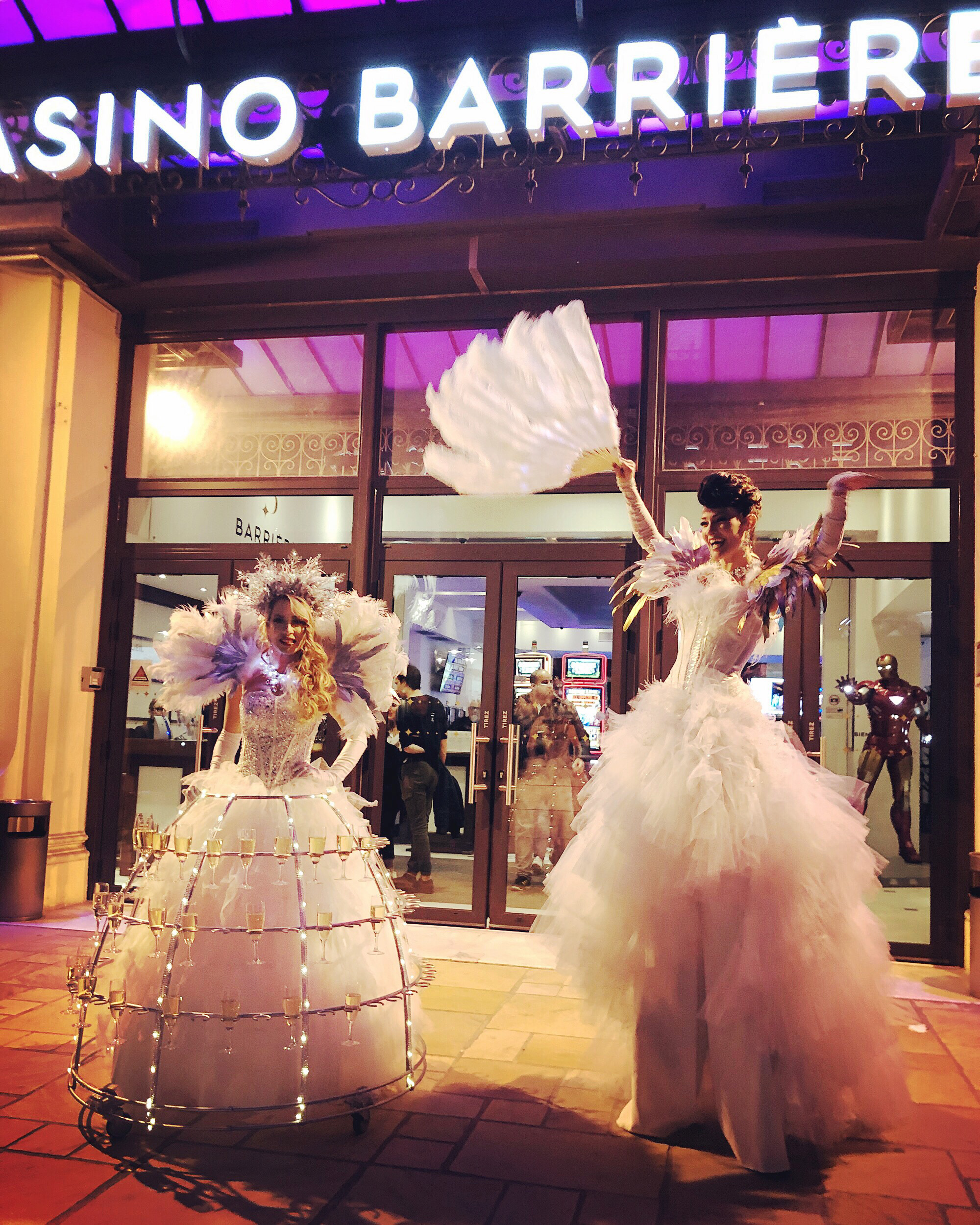 Soirée Blanche jupe champagne echasses Barrière casino