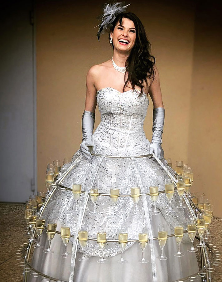 Modèle portant la Robe à Champagne au cours d’un mariage