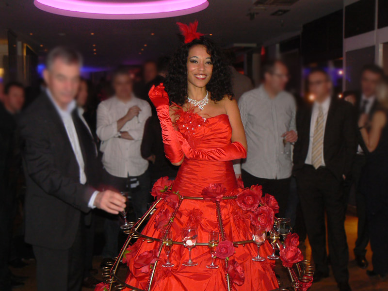 Serveuse à Champagne en robe rouge fleurs
