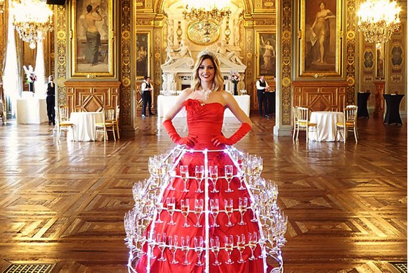 Animation événementielle Mairie de Paris avec robe à flûtes de champagne