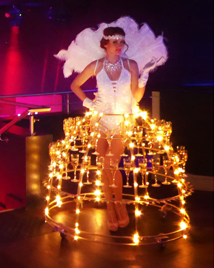 Animation événementielle Gatsby avec hôtesse en robe à flûtes de champagne