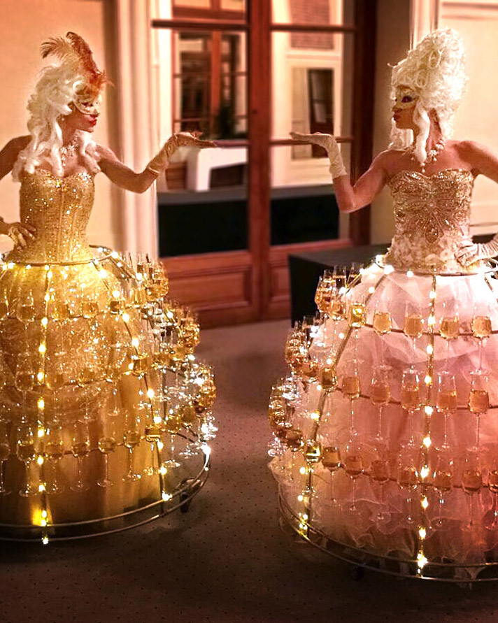 Robe à Champagne dans un décor baroque avec ambiance festive