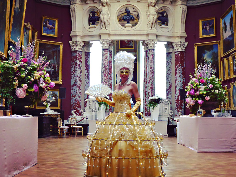 Femme champagne Marie-Antoinette historique