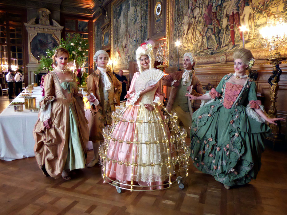 Service de champagne original en tenue baroque et perruque stylisée